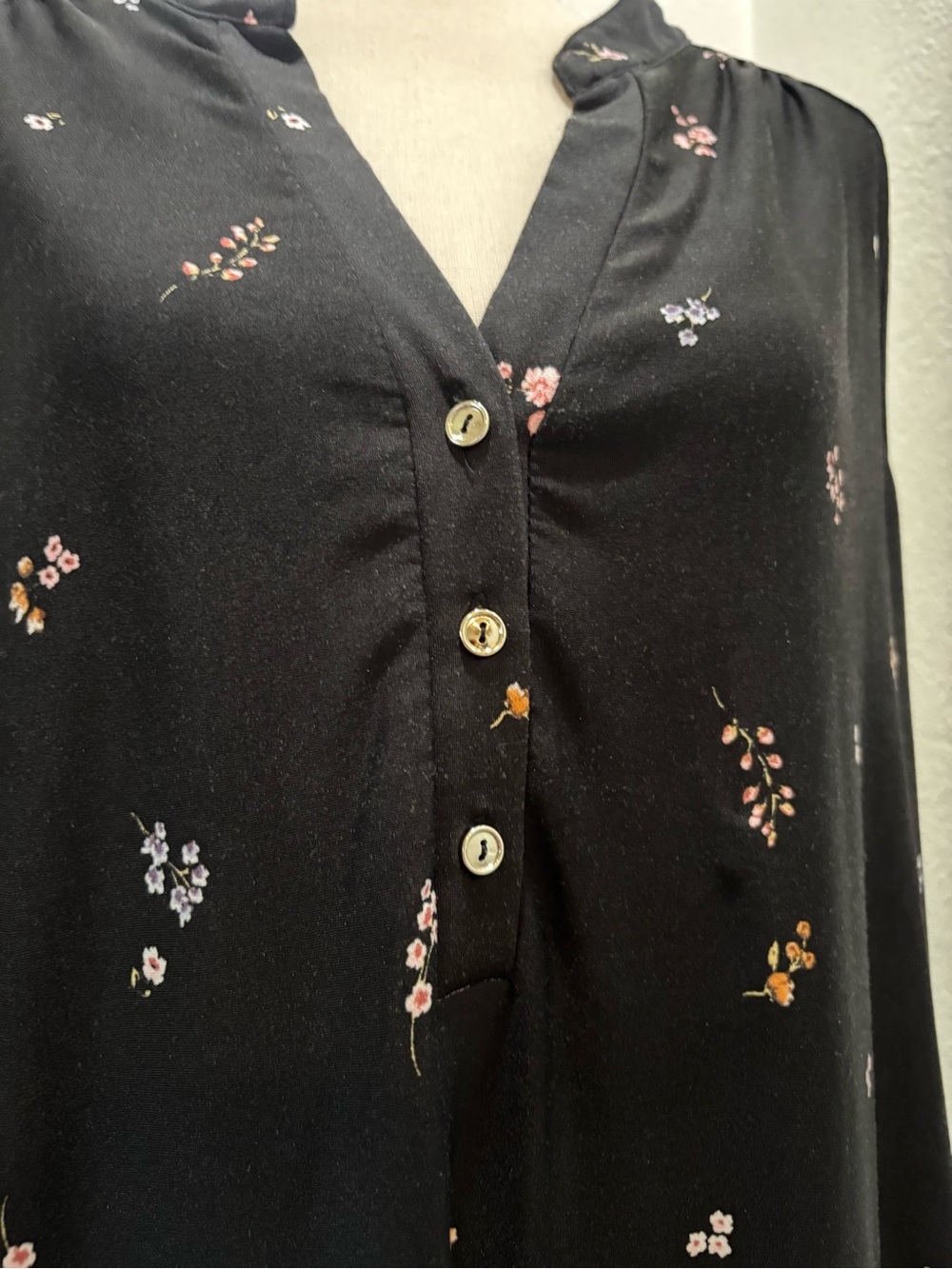 Perseption Black Sleeveless Floral-Hem Split V Tunic - Picture 10 of 12